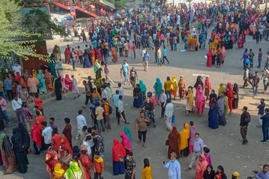 বেতন বাড়ানোর দাবিতে মিরপুরে শ্রমিক বিক্ষোভ