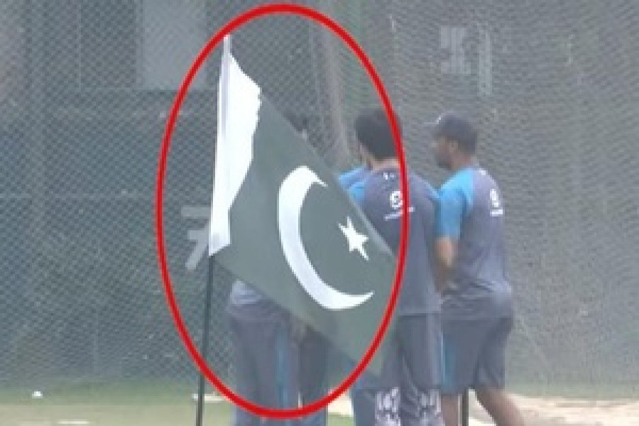 --পাকিস্তান ক্রিকেট দল মিরপুর শের-ই-বাংলা জাতীয় ক্রিকেট স্টেডিয়ামের একাডেমি মাঠে তাদের জাতীয় পতাকা সঙ্গে নিয়ে অনুশীলনে অংশ নেয়, যা নিয়ে চলছে সমালোচনা