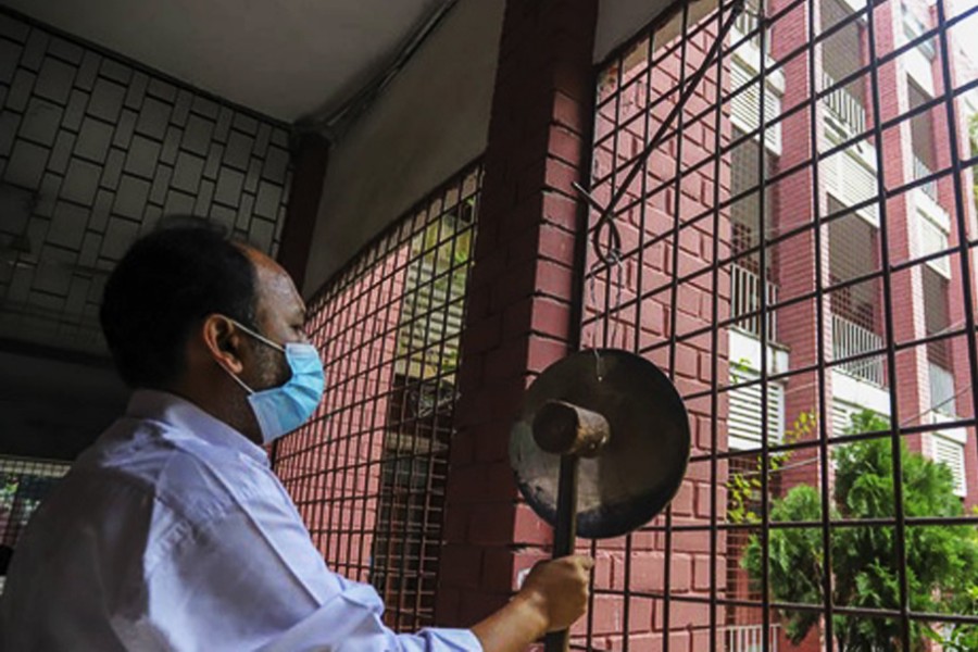 মহামারী বাজিয়েছে ছুটির ঘণ্টা