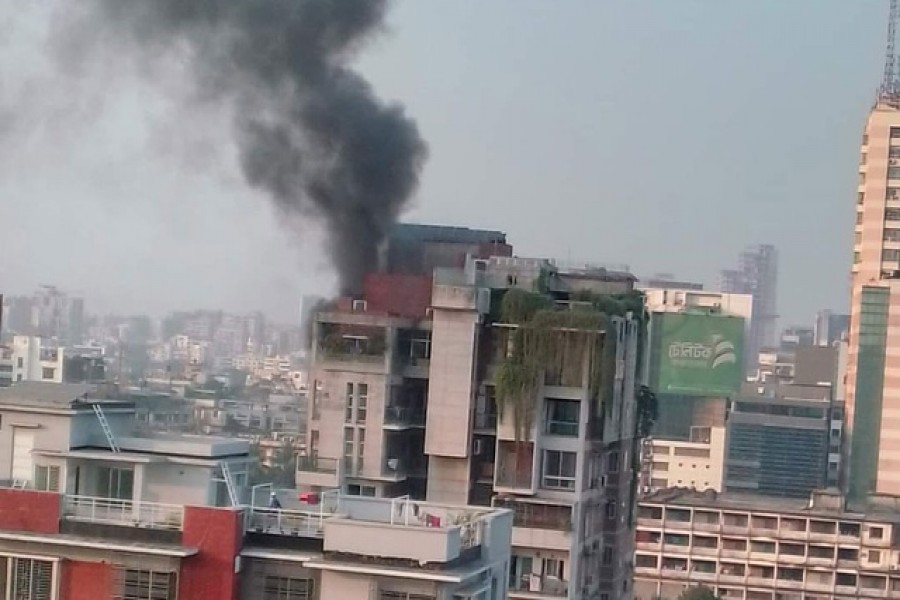 ঢাকার গুলশানে বহুতল আবাসিক ভবনে অগ্নিকাণ্ড