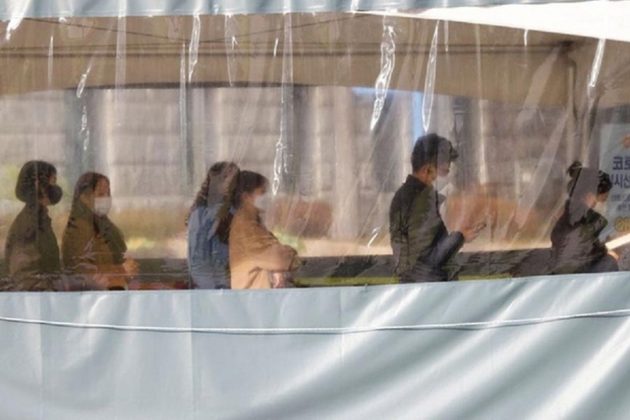 How fast does it spread? Scientists ask whether omicron can outrun delta