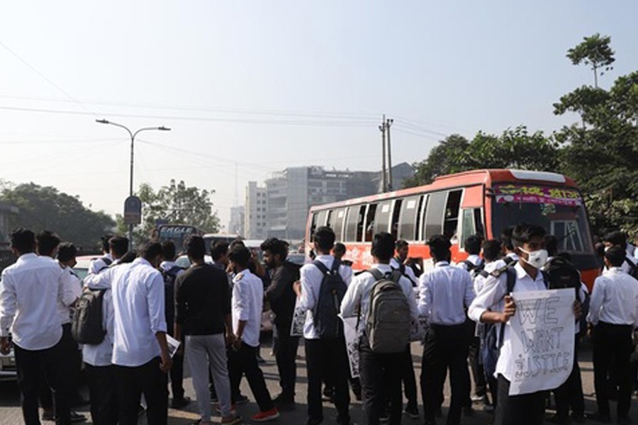 রামপুরায় শিক্ষার্থীদের অবরোধ