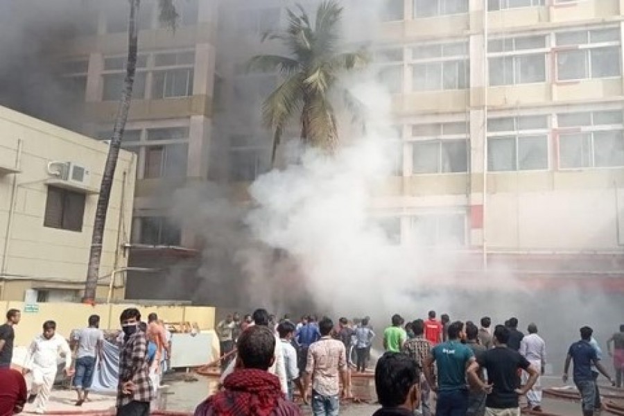 গাজীপুরে পোশাক কারখানা পুড়ছে আগুনে