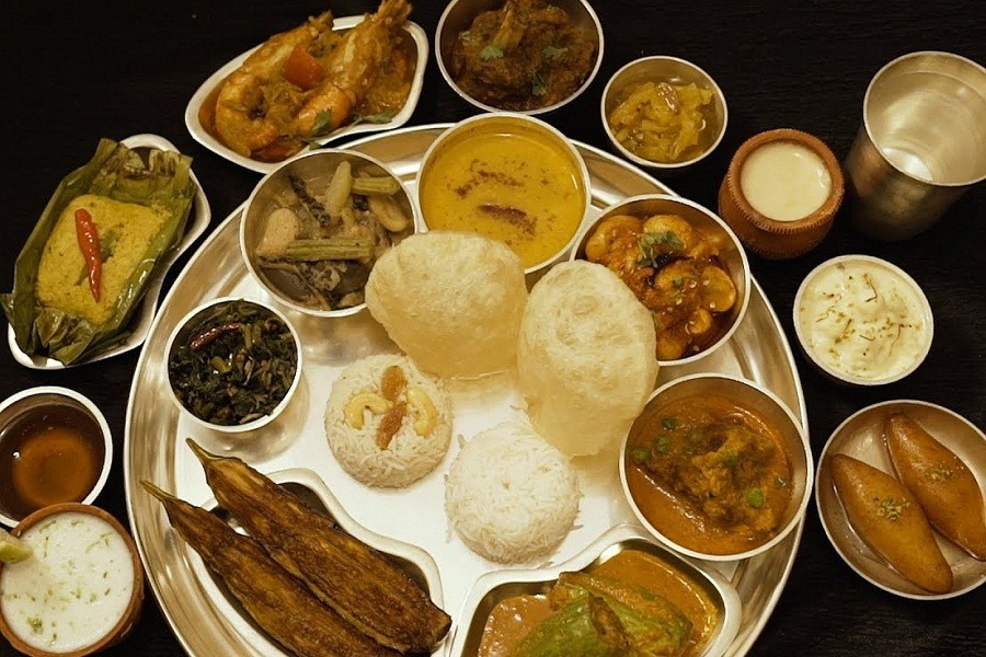 বাঙাল-ঘটির সবচেয়ে বড় ব্যবধান গড়ে দেয় খাবারই।