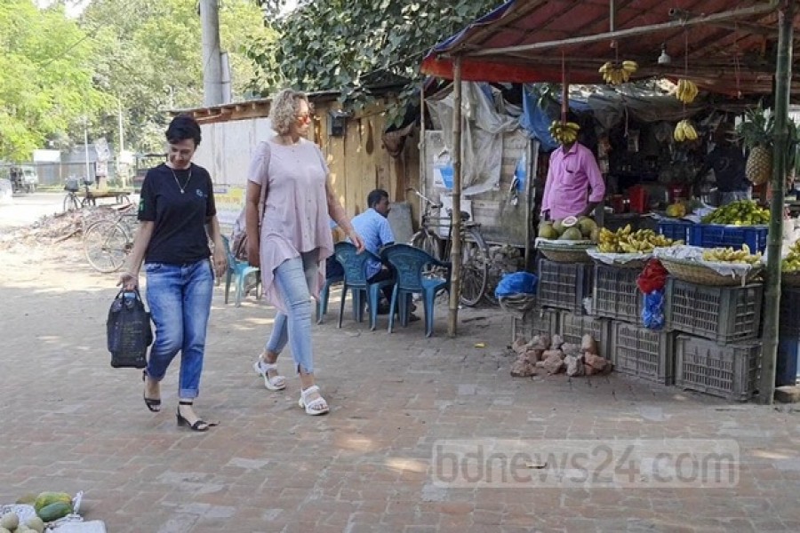 পাবনায় পদ্মার তীরে রূপপুরে পারমাণবিক বিদ্যুৎকেন্দ্রে কয়েক হাজার রুশ নাগরিকের পদচারণায় পরিবর্তন এসেছে স্থানীয় অর্থনীতি ও জীবনযাত্রায়।