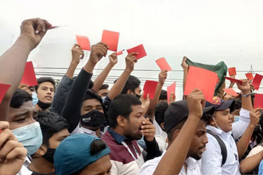 ‘লাল কার্ড’ হাতে সড়কে শিক্ষার্থীরা