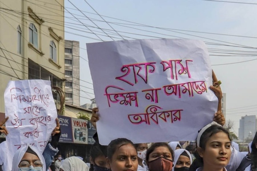 সব মহানগরেই বাসে শিক্ষার্থীদের জন্য ‘হাফ’ ভাড়ার ঘোষণা
