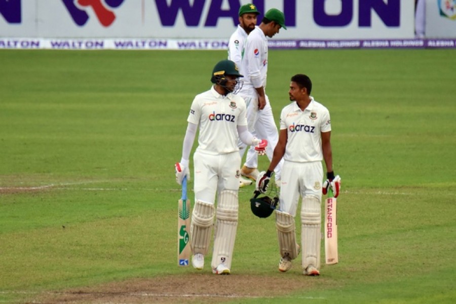 রোদ-ঝলমলে সকালে ফলো-অন এড়ানোর লড়াইয়ে বাংলাদেশ