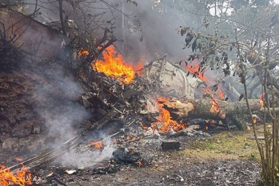 ভারতের প্রতিরক্ষা প্রধানকে নিয়ে হেলিকপ্টার বিধ্বস্ত