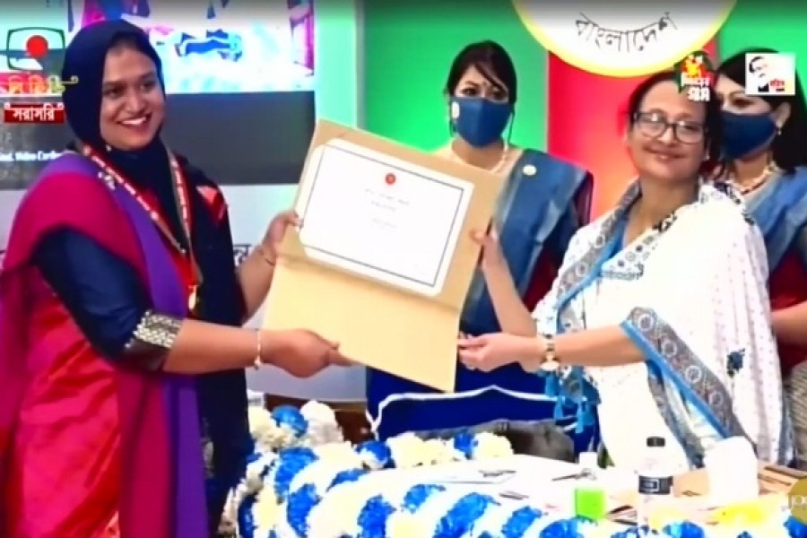 পল্লী উন্নয়নে ভূমিকার জন্য কুষ্টিয়ার গবেষক সারিয়া সুলতানাকে রোকেয়া পদক দেওয়া হয়।