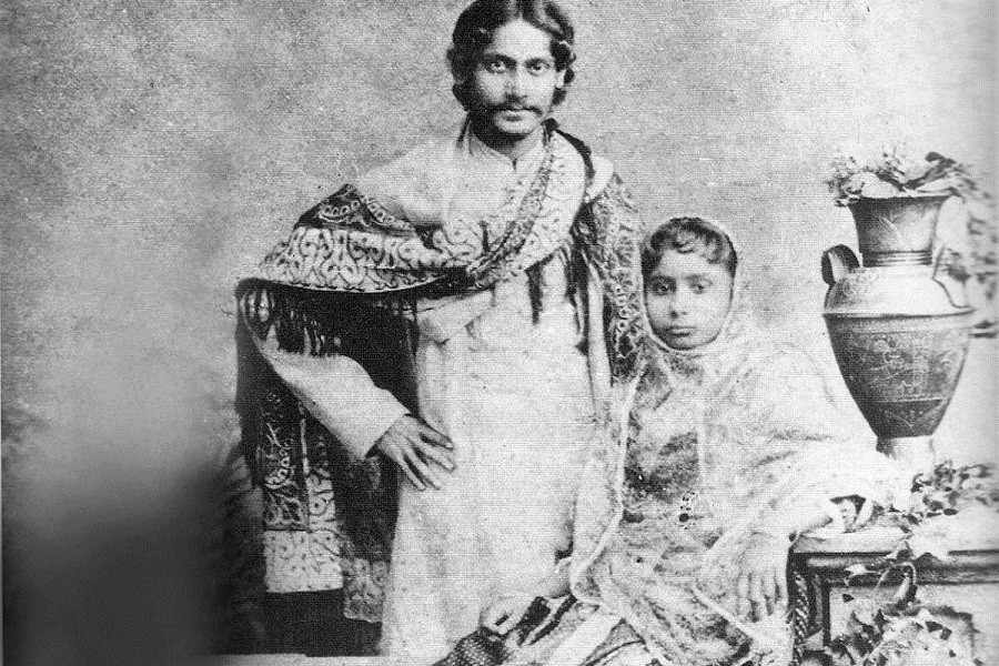রবীন্দ্রনাথ আর মৃণালিনীর সাদাকালো ছবি।