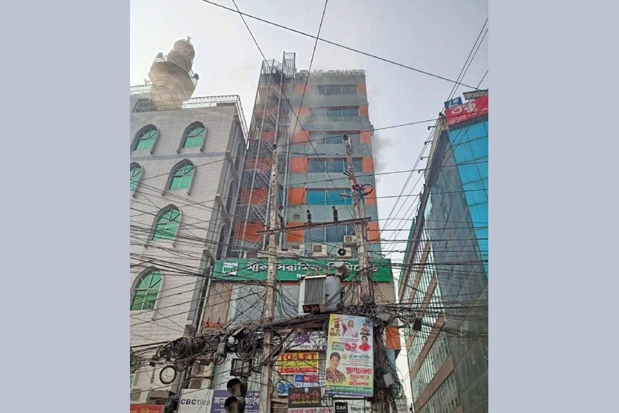 ঢাকার বাংলামটরে বহুতল ভবনে অগ্নিকাণ্ড