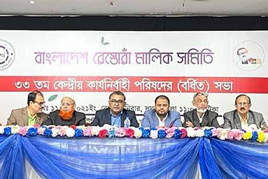 শনিবার রাজধানীর একটি কমিউনিটি সেন্টারে বাংলাদেশ রেস্তোরাঁ মালিক সমিতির ৩৩তম কেন্দ্রীয় কার্যনির্বাহী পরিষদের এক সভায় অংশ নেন সমিতির নেতারা।