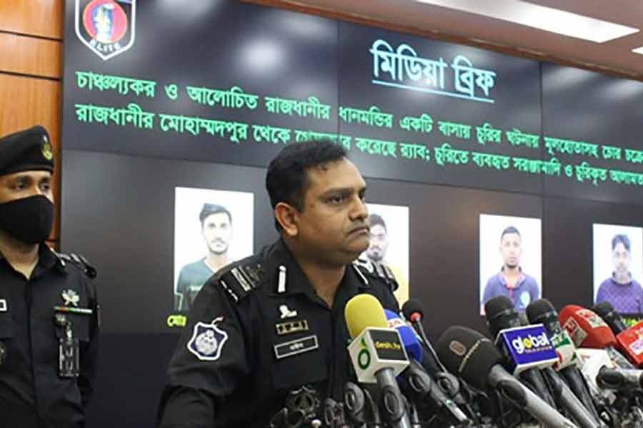 সংবাদ সম্মেলনে র‌্যাবের মুখপাত্র কমান্ডার খন্দকার আল-মঈন।