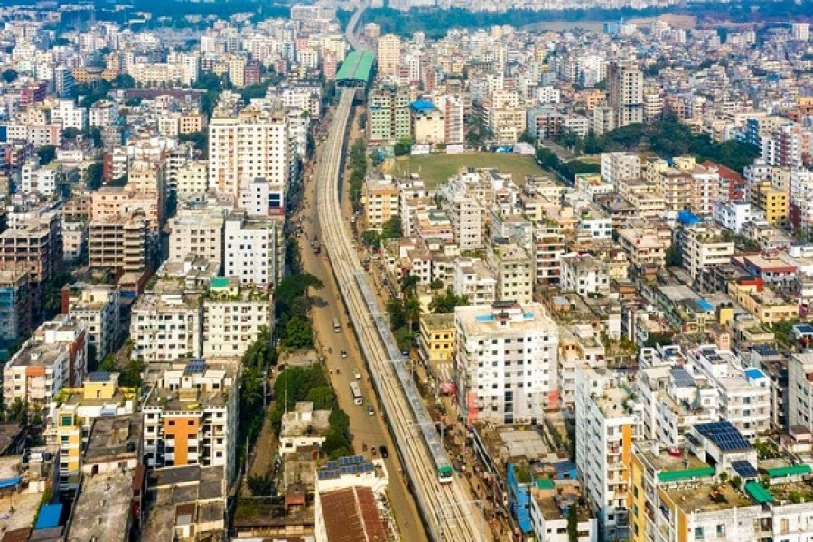 পরীক্ষামূলক যাত্রায় রোববার সকালে ঢাকার মিরপুরে লাইনের উপরে চলছে মেট্রোরেল। ছবি: সাদ আব্দুল্লাহ / বিডিনিউজ টোয়েন্টিফোর ডটকম