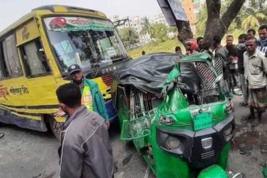 বনশ্রীতে অটোরিকশায় বাসের ধাক্কা, চালকসহ নিহত ২