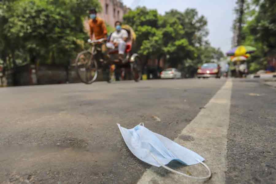 ইস্কাটন গার্ডেন রোডে পড়ে আছে ব্যবহৃত মাস্ক। ছবি: বিডিনিউজ টোয়েন্টিফোর ডটকম।