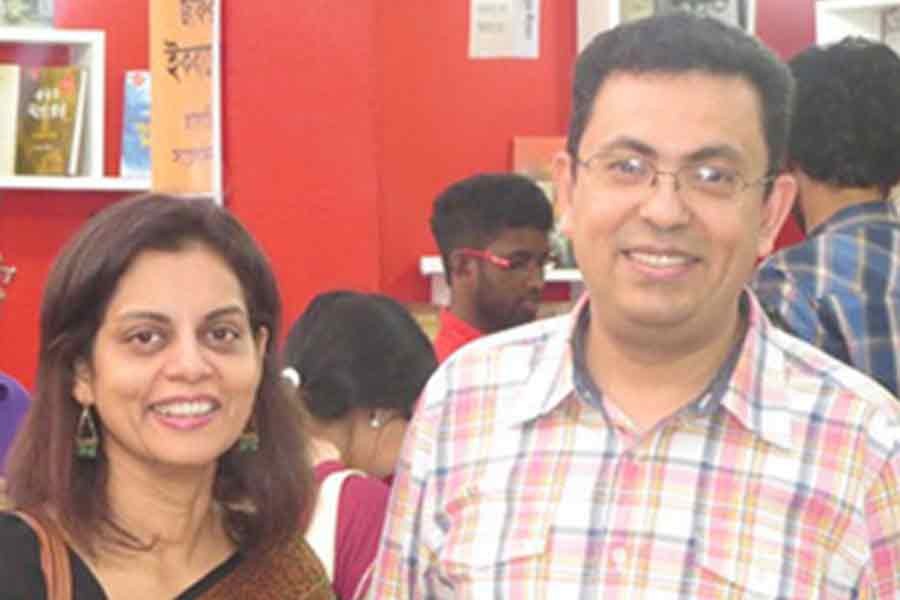 একুশে বইমেলায় অভিজিৎ রায় ও রাফিদা আহমেদ বন্যা। ছবি: বিডিনিউজ টোয়েন্টিফোর ডটকম।
