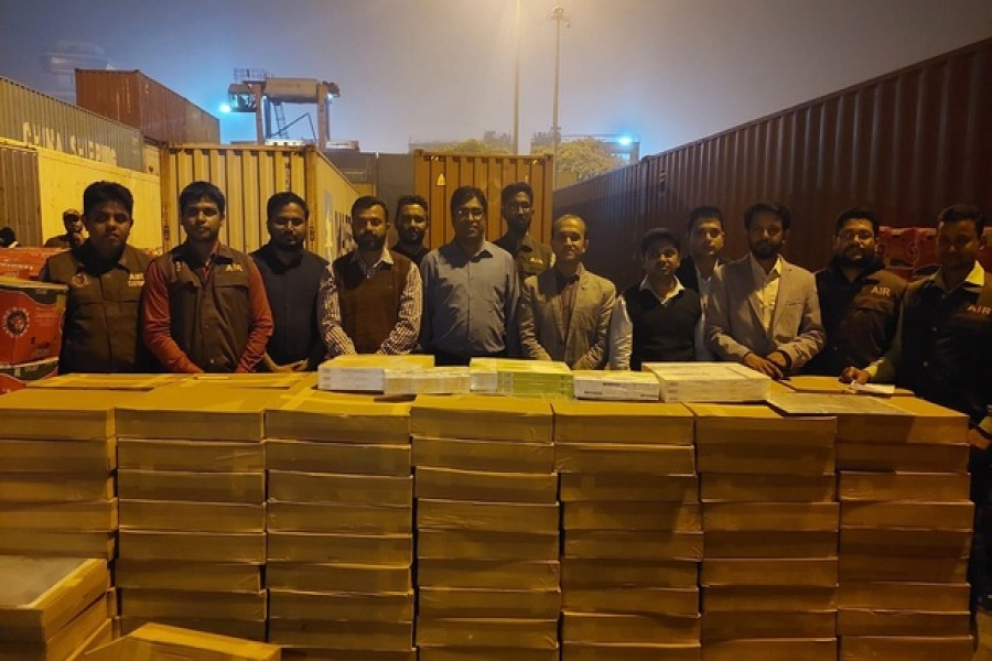 আপেলের নামে সিগারেট আমদানি, ৫ কোটি টাকার রাজস্ব ফাঁকির চেষ্টা