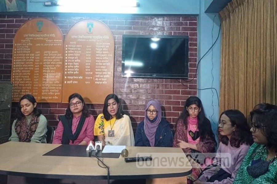 লিঙ্গ বৈষম্যের অবসান ঘটানোর দাবিতে সংবাদ সম্মেলনে ঢাকা বিশ্ববিদ্যালয়ের ছাত্রীরা।