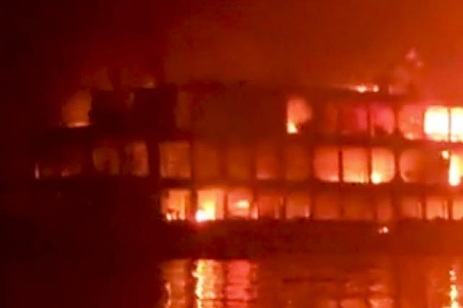 ঝালকাঠির সুগন্ধা নদীতে বৃহস্পতিবার গভীর রাতে আগুন লেগে পুড়ে যায় ঢাকা থেকে বরগুনাগামী লঞ্চ অভিযান-১০।