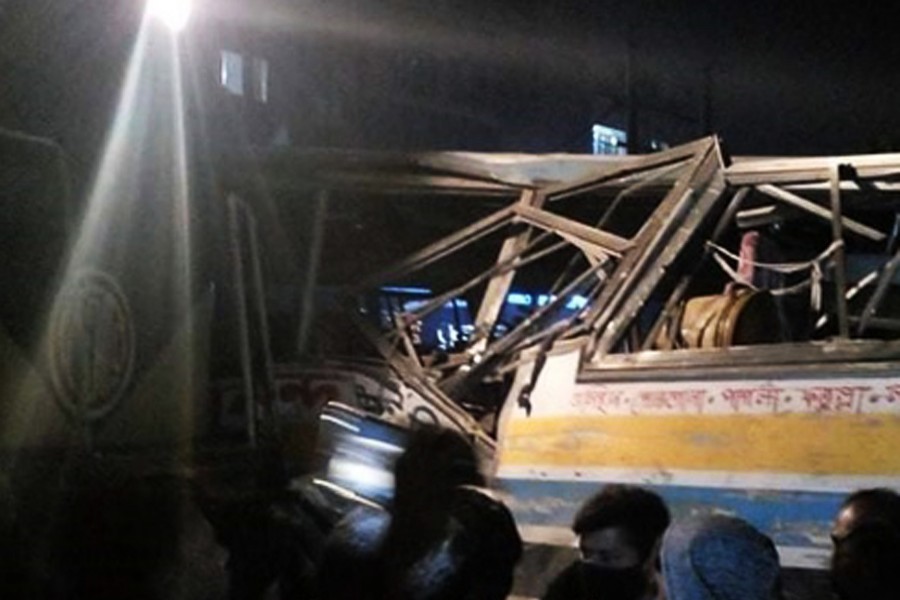 যানজটে রেললাইনে আটকে থাকা বাসে ট্রেনের ধাক্কা, নিহত ২