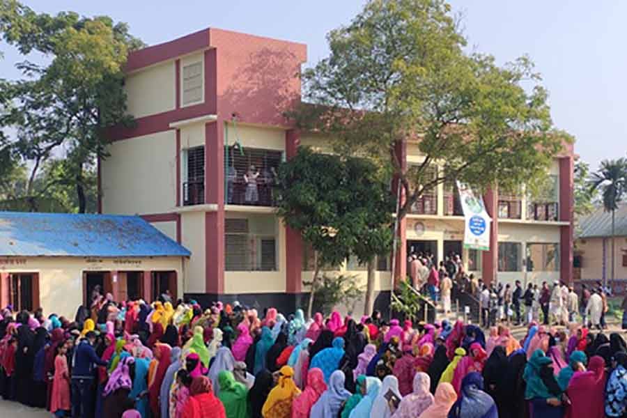 ব্রাহ্মণবাড়িয়ায় রোববার একটি কেন্দ্রে ভোট দিতে লাইনে ভোটাররা। ছবি: বিডিনিউজ টোয়েন্টিফোর ডটকম।
