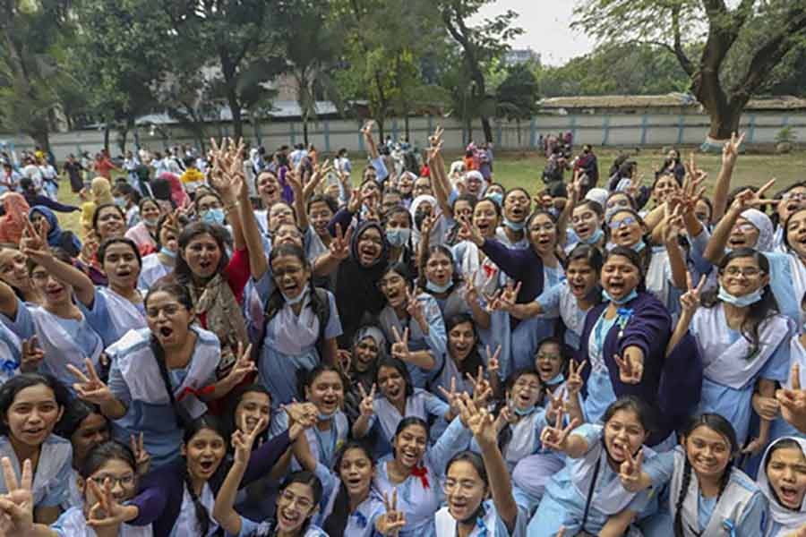এসএসসির ফল প্রকাশের পর বৃহস্পতিবার ভিকারুননিসা নূন স্কুল ও কলেজে ‘ভি’ চিহ্ন দেখিয়ে উচ্ছ্বাস প্রকাশে শিক্ষার্থীরা । ছবি: বিডিনিউজ টোয়েন্টিফোর ডটকম।