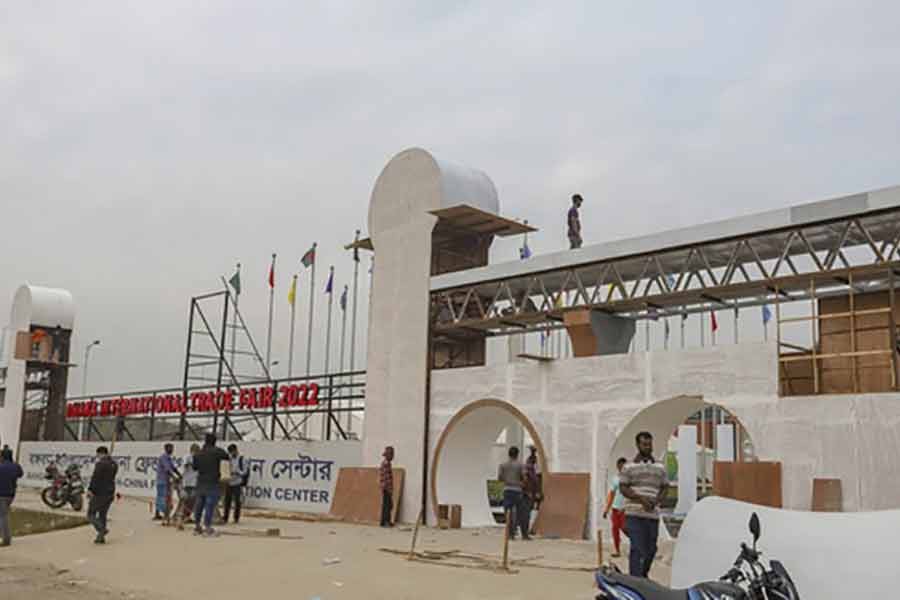 এবার ঢাকা আন্তর্জাতিক বাণিজ্য মেলার প্রবেশদ্বার তৈরি হচ্ছে পদ্মা সেতুর আদলে। ছবি: বিডিনিউজ টোয়েন্টিফোর ডটকম