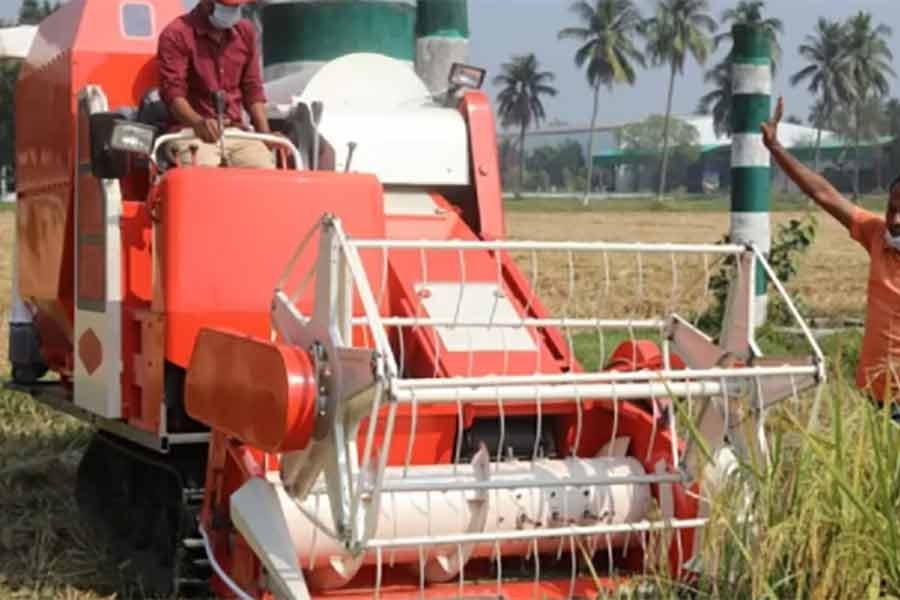 চুয়াডাঙার নুরনগরে পরীক্ষা করা হচ্ছে হারভেস্টারটি