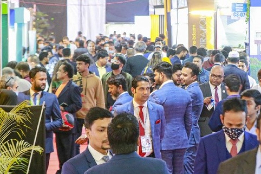 বঙ্গবন্ধু আন্তর্জাতিক সম্মেলন কেন্দ্র আবাসন মেলার ২২তম আসরের শেষ দিন সোমবার মানুষের ভিড় ছিল অন্য দিনের তুলনায় অনেক বেশি ।  ছবি: বিডিনিউজ টোয়েন্টিফোর ডটকম