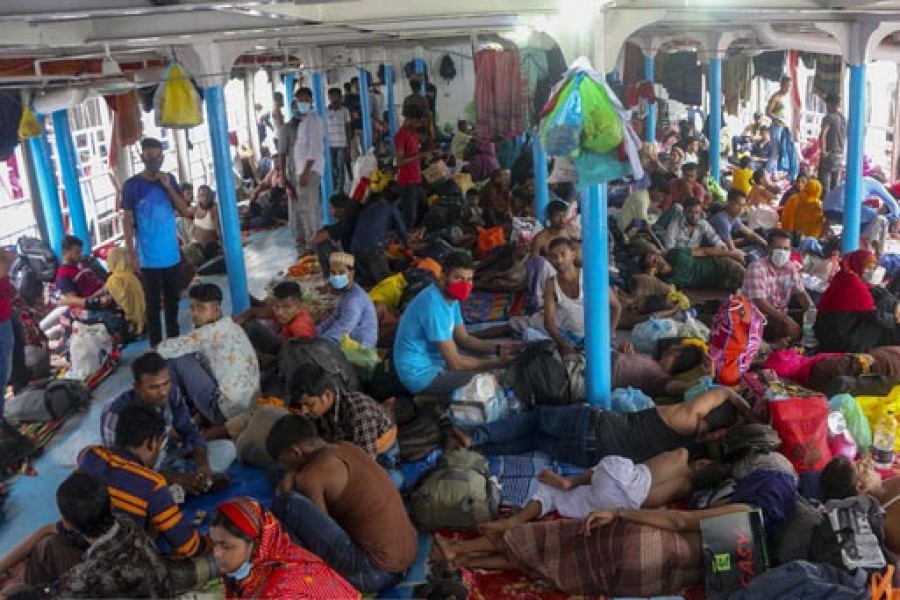 করোনাভাইরাস সংক্রমণের ভয়াবহতার মধ্যে কোরবানির ঈদ উপলক্ষে সোমবার রাজধানীর সদরঘাট থেকে লঞ্চে দক্ষিণাঞ্চলে যাত্রা করা মানুষদের স্বাস্থ্যবিধি মানতে দেখা যায়নি। ছবি: মাহমুদ জামান অভি/বিডিনিউজ টোয়েন্টিফোর ডটকম