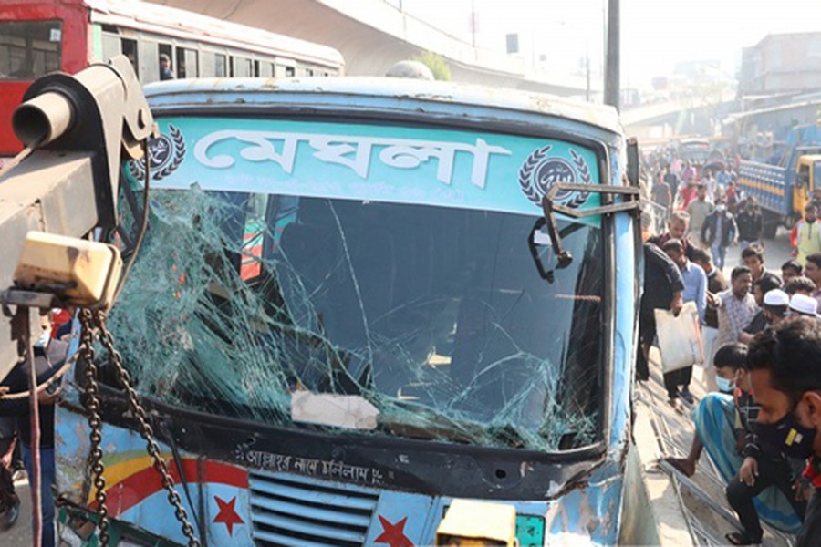 গুলিস্তানে নিয়ন্ত্রণ হারানো বাসের চাপায় নিহত ২