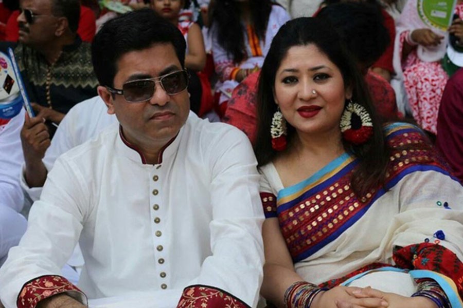 শেখ ফজলে নূর তাপস ও তার স্ত্রী। ফেইসবুক থেকে নেওয়া ছবি।