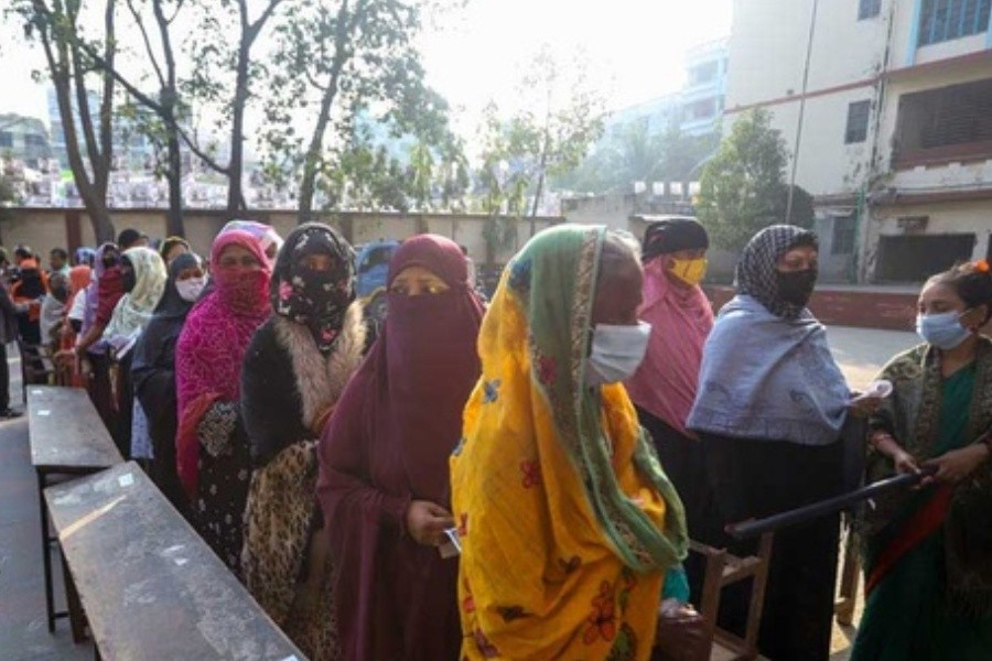 নারায়ণগঞ্জ সিটি নির্বাচন: বাড়ছে বেলা, বাড়ছে ভোটের লাইন