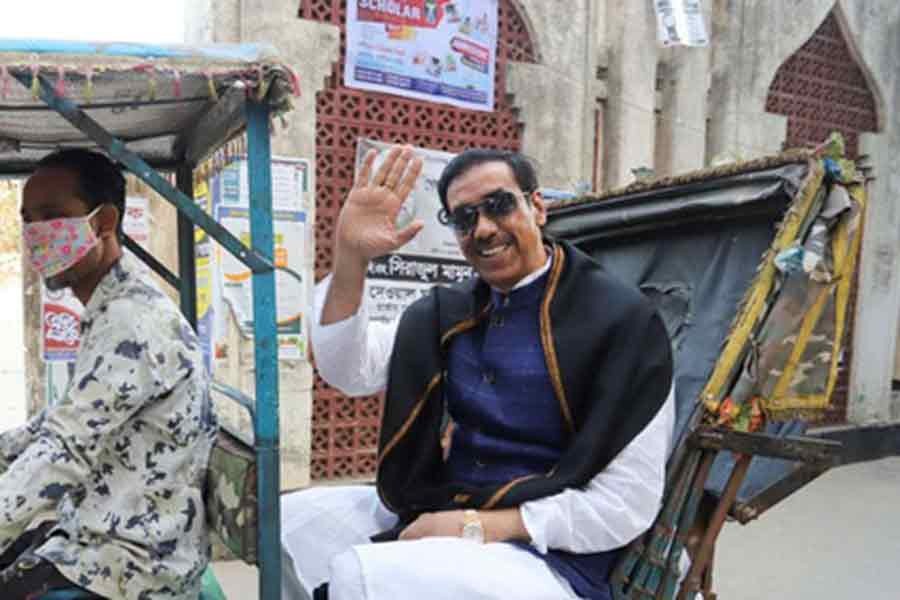 নারায়ণগঞ্জ সিটি করপোরেশন নির্বাচনে ভোট দিতে রোববার বিকালে ব্যাটারিচালিত রিকশায় চড়ে নগরীর আদর্শ স্কুল কেন্দ্রে যান স্থানীয় সাংসদ শামীম ওসমান।