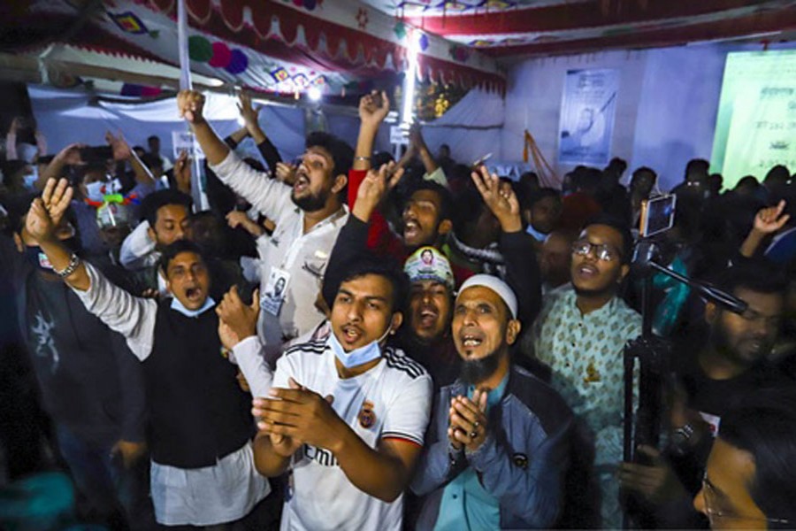 ভোটের পূর্ণাঙ্গ ফল তখনও আসেনি, তবে কী হচ্ছে, তার আঁচ পেয়েই রোববার সন্ধ্যার পর সেলিনা হায়াৎ আইভীর বাড়ির সামনে উল্লাস শুরু হয় তার সমর্থকদের। নারায়ণগঞ্জ সিটি করপোরেশন নির্বাচনে মেয়র পদে এবারও আওয়ামী লীগের প্রার্থী হন আগের দুই বার বিজয়ী আইভী। ছবি: বিডিনিউজ টোয়েন্টিফোর ডটকম