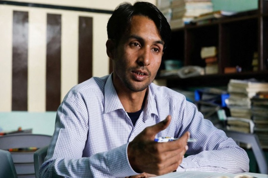 কারাগারের ভেতরে একটি ক্লাসরুমে বসে কথা বলছেন সৈয়দ নায়িম শাহ। ছবি: রয়টার্স