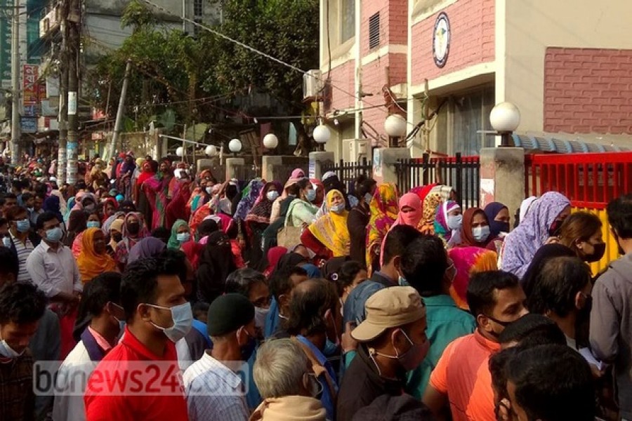 আন্দরকিল্লায় চট্টগ্রাম জেনারেল হাসপাতালের সামনে করোনাভাইরাসের টিকা নিতে আসা মানুষের লাইনেও স্বাস্থ্যবিধি উপেক্ষিত।