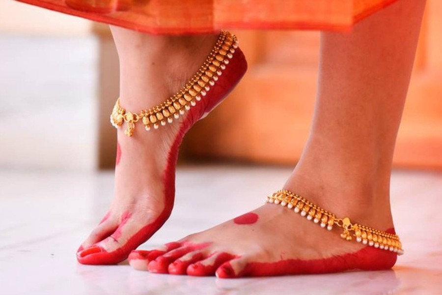 আলতায় পা রাঙানো আজও হারায়নি