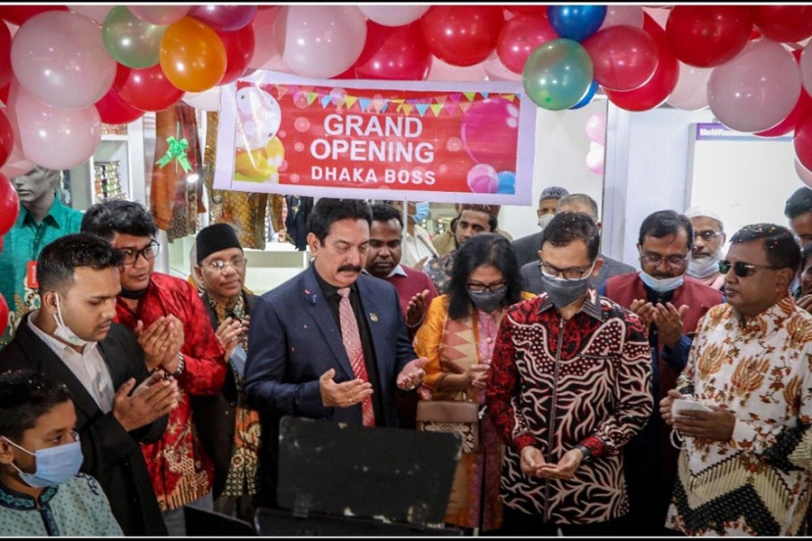 ঢাকায় ইন্দোনেশিয় বাটিকের প্রথম শোরুম "ঢাকা বস"-এর উদ্বোধনী অনুষ্ঠানে ইন্দোনেশিয়ার  রাষ্ট্রদূত হেরূ হারতানতো সুবোলো , মশিউর রহমান রাঙ্গা, এমপি, ও  অন্যান্য অতিথিবৃন্দ