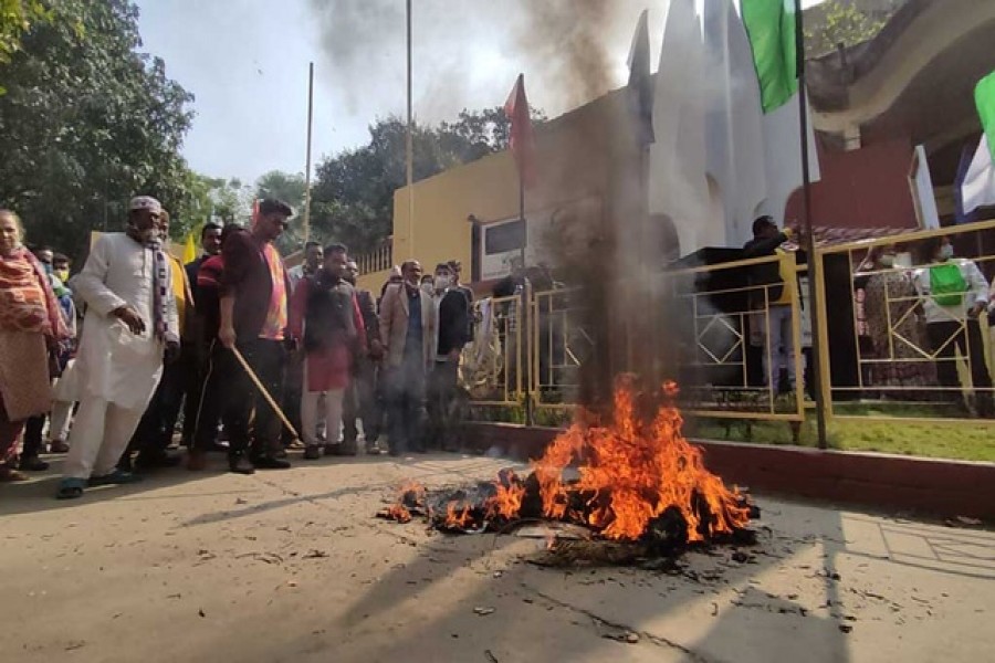 ভোটের পর উত্তপ্ত এফডিসি, এমডির কুশপুতুল দাহ