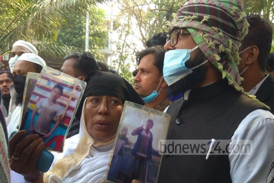 ওসি প্রদীপের ফাঁসির দাবিতে আদালতের বাইরে মানববন্ধন