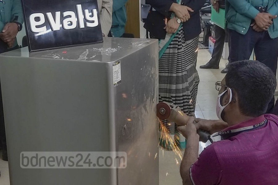 হাকিমের উপস্থিতে আলোচিত ই-কমার্স প্রতিষ্ঠান ইভ্যালির ধানমণ্ডি কার্যালয়ে সোমবার লকার ভাঙা হয়। এই সময় উপস্থিত ছিলেন ইভ্যালি পরিচালনায় উচ্চ আদালতের করে দেওয়া পর্ষদের সব সদস্য।