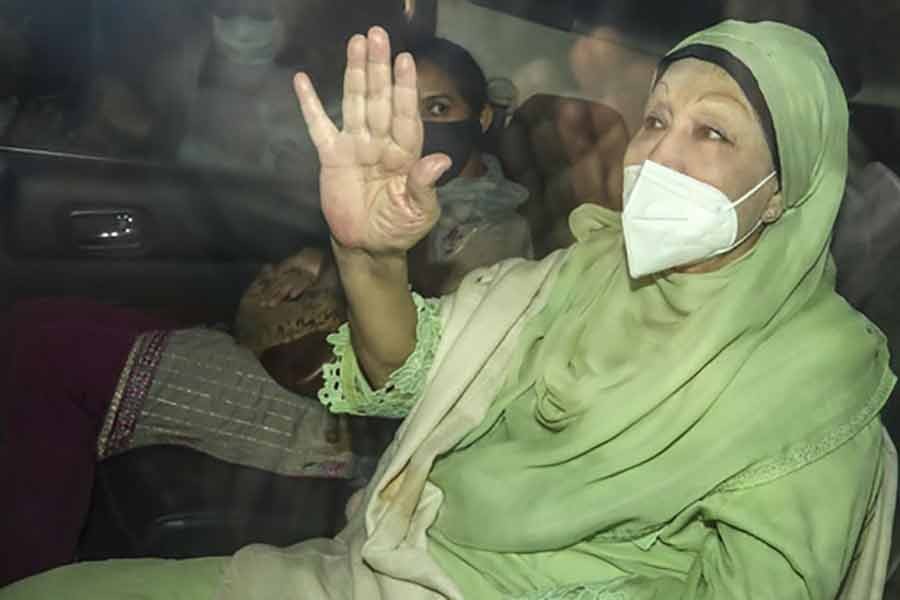 স্বাস্থ্যগত বিভিন্ন জটিলতা নিয়ে ৮১ দিন চিকিৎসা শেষে মঙ্গলবার এভারকেয়ার হাসপাতাল থেকে বাসায় ফেরেন বিএনপি চেয়ারপারসন খালেদা জিয়া।