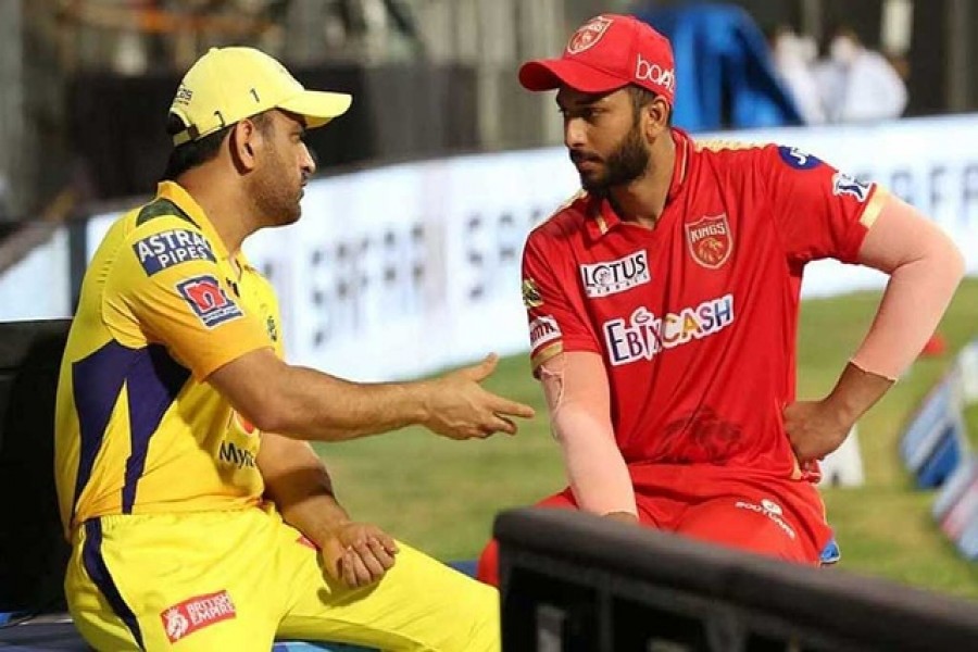 গত আইপিএলে ধোনি সঙ্গে শাহরুখের আলাপচারিতা। ছবি: আইপিএল।