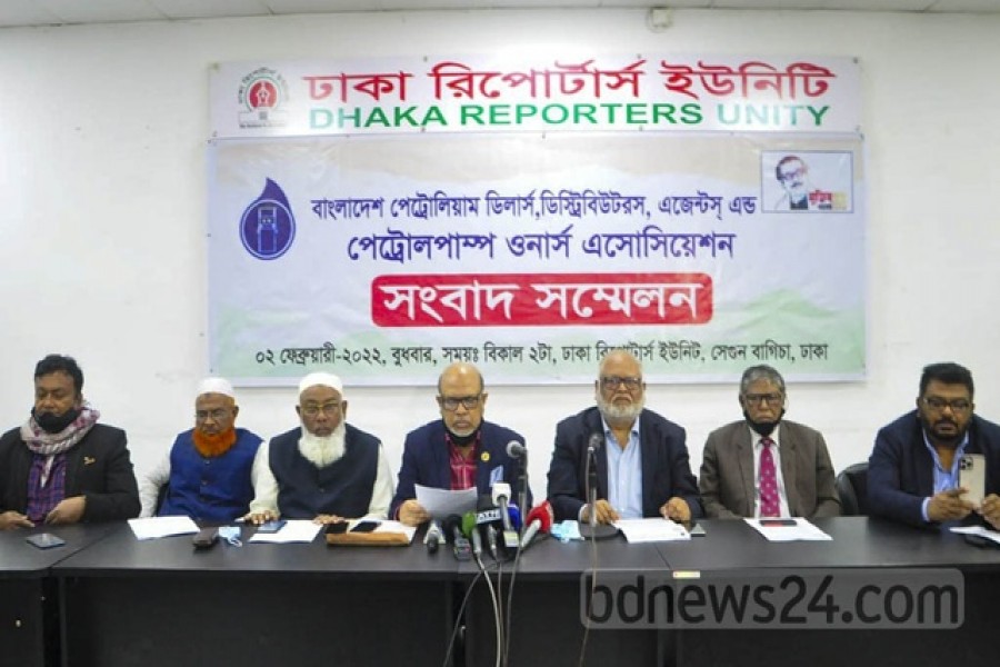 ধর্মঘট ডেকে ঢাকা রিপোর্টার্স ইউনিটিতে বুধবার দুপুরে সংবাদ সম্মেলন করে বাংলাদেশ পেট্রোলিয়াম ডিলারস ও পেট্রোল পাম্প মালিক অ্যাসোসিয়েশনের একাংশ।