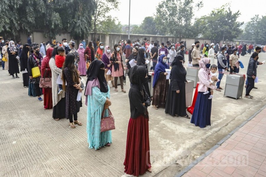 ঢাকার মহাখালীর ডিএনসিসি কোভিড হাসপাতালে মঙ্গলবার করোনাভাইরাসের টিকা নিতে আসা মানুষের লাইন।