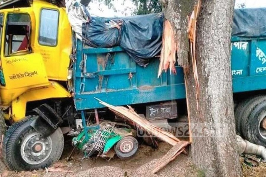 ‘ট্রাকের নিচে চাপা পড়া অটোরিকশায় ছটফট করে মারা গেলেন চালক’