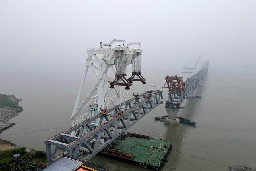 A span is installed on pillars of the Padma Bridge at the construction site on the outskirts of Dhaka on November 21, 2021.	—Xinhua Photo